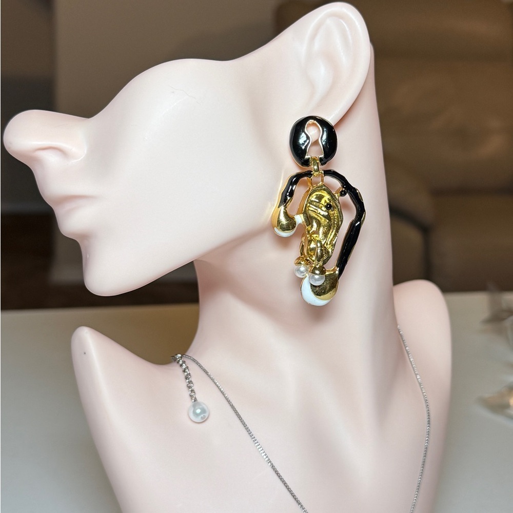 ⚜️ Elegant Gold and Black Earrings with Pearl Accents - Picture 12 of 12